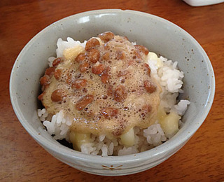 玉ねぎ、チーズ、ポン酢の納豆
